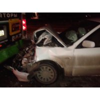 Продам а/м Mazda Familia битый