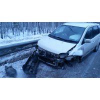 Продам а/м Toyota Ist битый